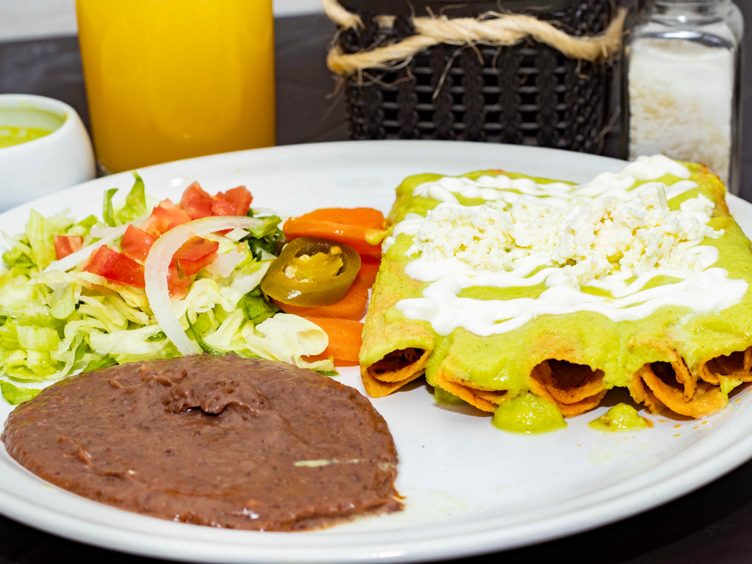 Tacos Dorados Bañados en Salsa de Aguacate