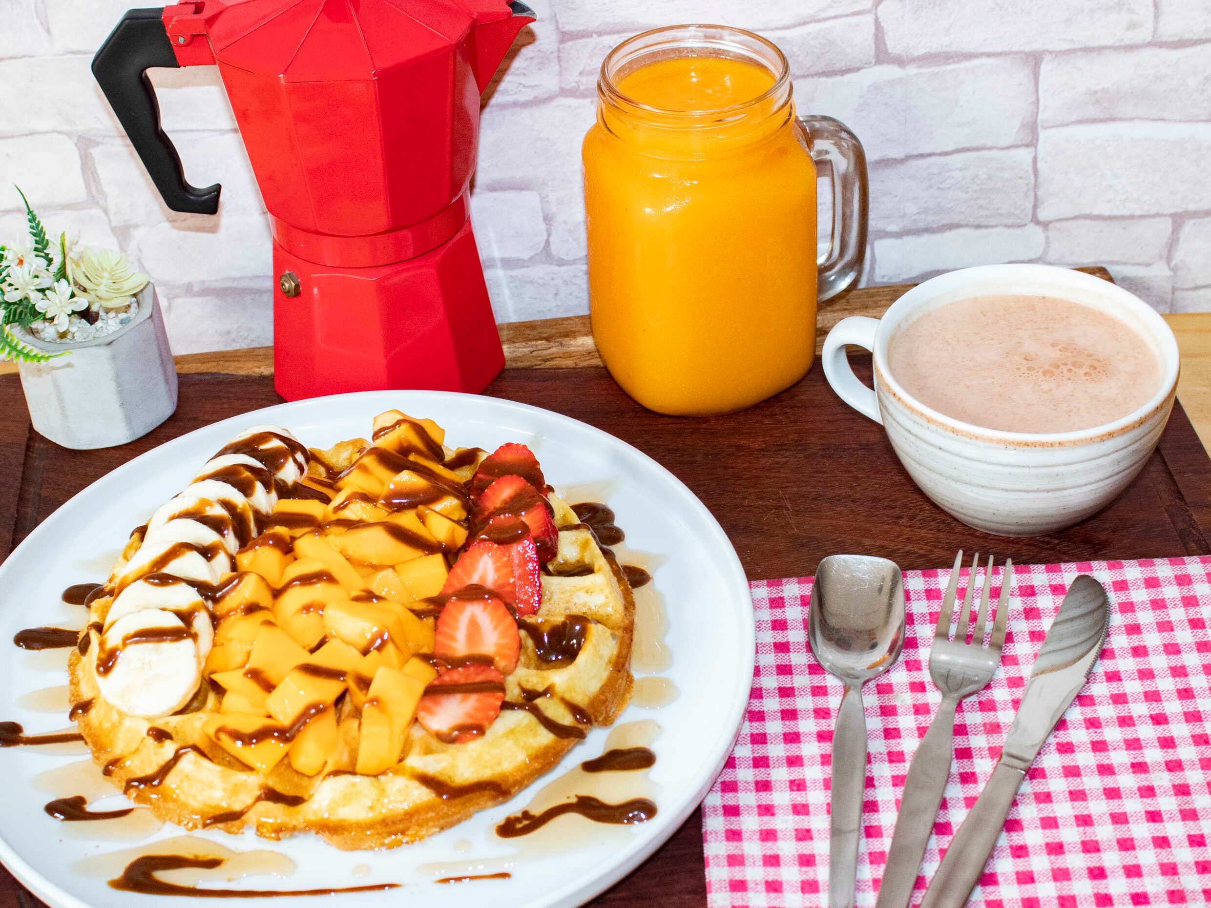 Waffle de Frutas con cafe y jugo