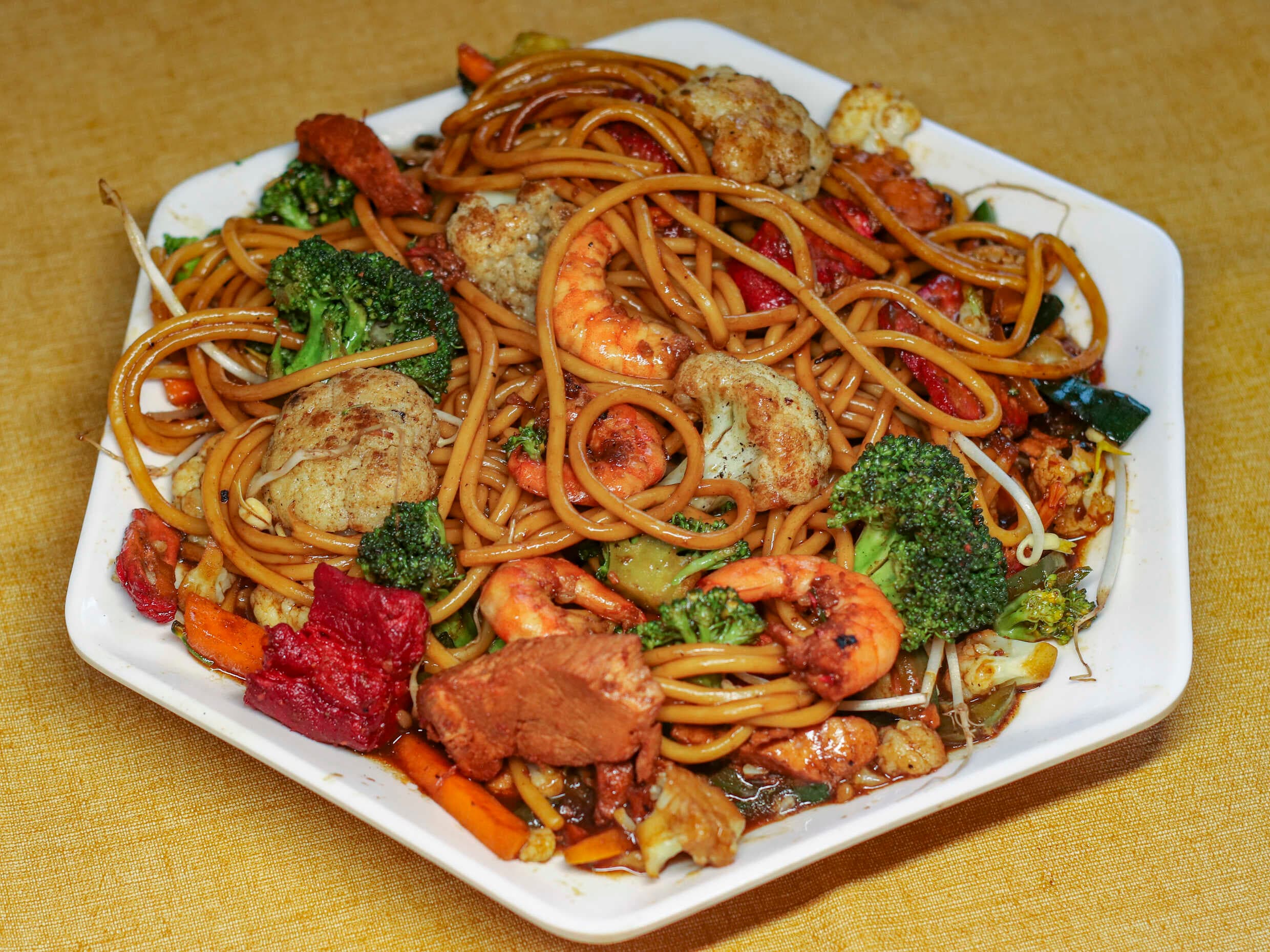 Low Mein con Pollo Personal + Gaseosa Pool 250ml