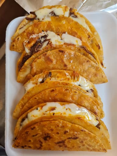 Tacos Dorados de Queso
