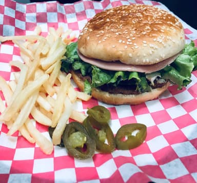 HAMBURGUESA CON TOCINO Y PAPAS