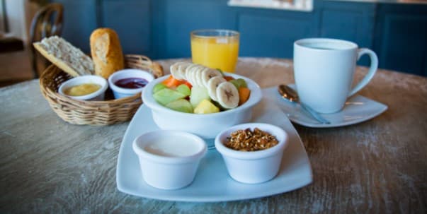 Ensalada de Frutas con Yogurt y Granola