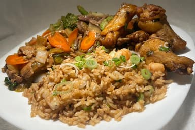 Arroz o Espagueti y Cuatro Guisos