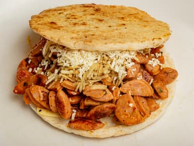Arepa rellena con chorizo