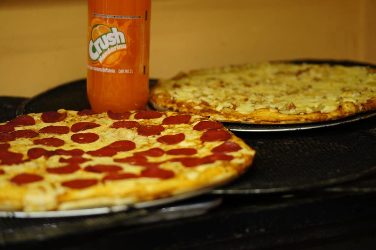 3 Pizzas Jumbo + 2 Refresco Familiar