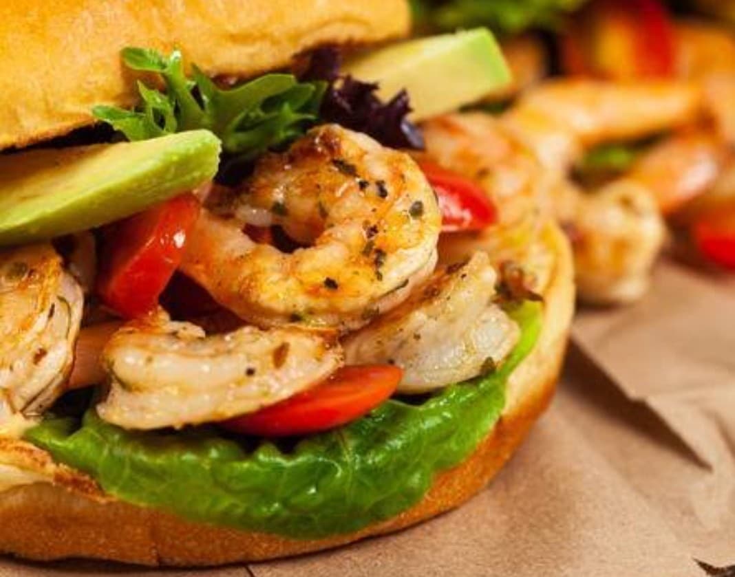 Hamburguesa de camaron y papas francesas