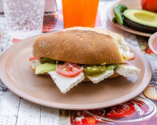 Torta de Queso Blanco con Aguacate
