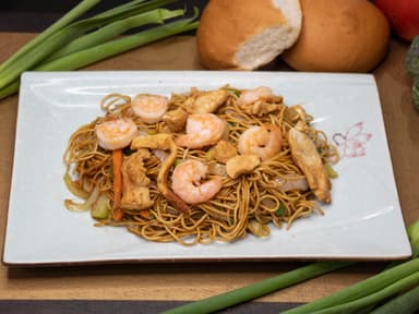 Chop Suey con Pollo, Camarón, Jamón y Verduras