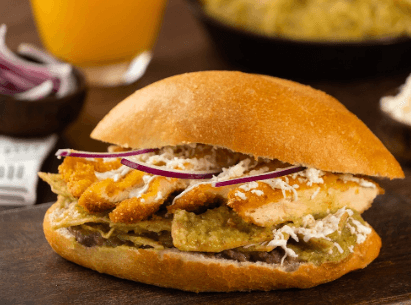 Torta de Chilaquiles con Pechuga Empanizada
