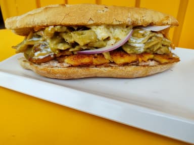 LONCHE DE CHILAQUILES Y CAFE LATTE