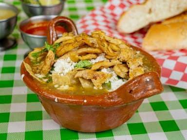 Chilaquiles con Pechuga asada