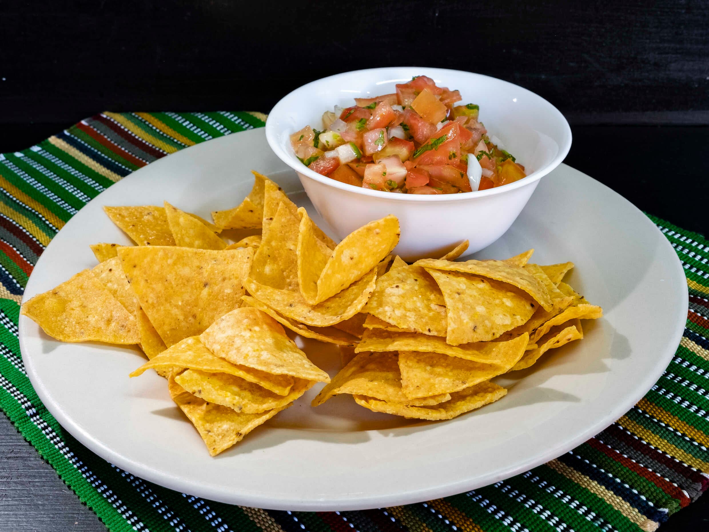 Pico de Gallo con Tortillas de Maíz Fritas