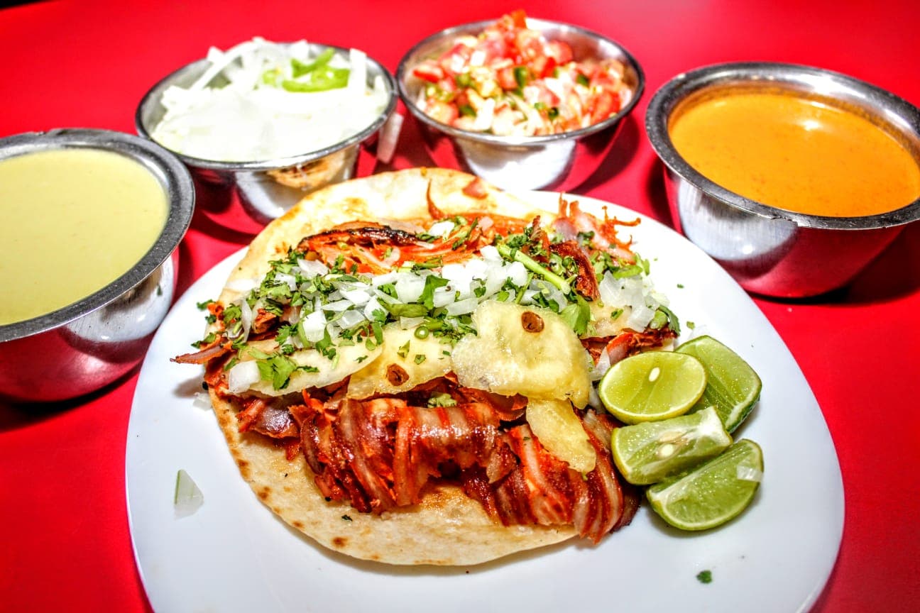 Tacos de pastor con queso en harina