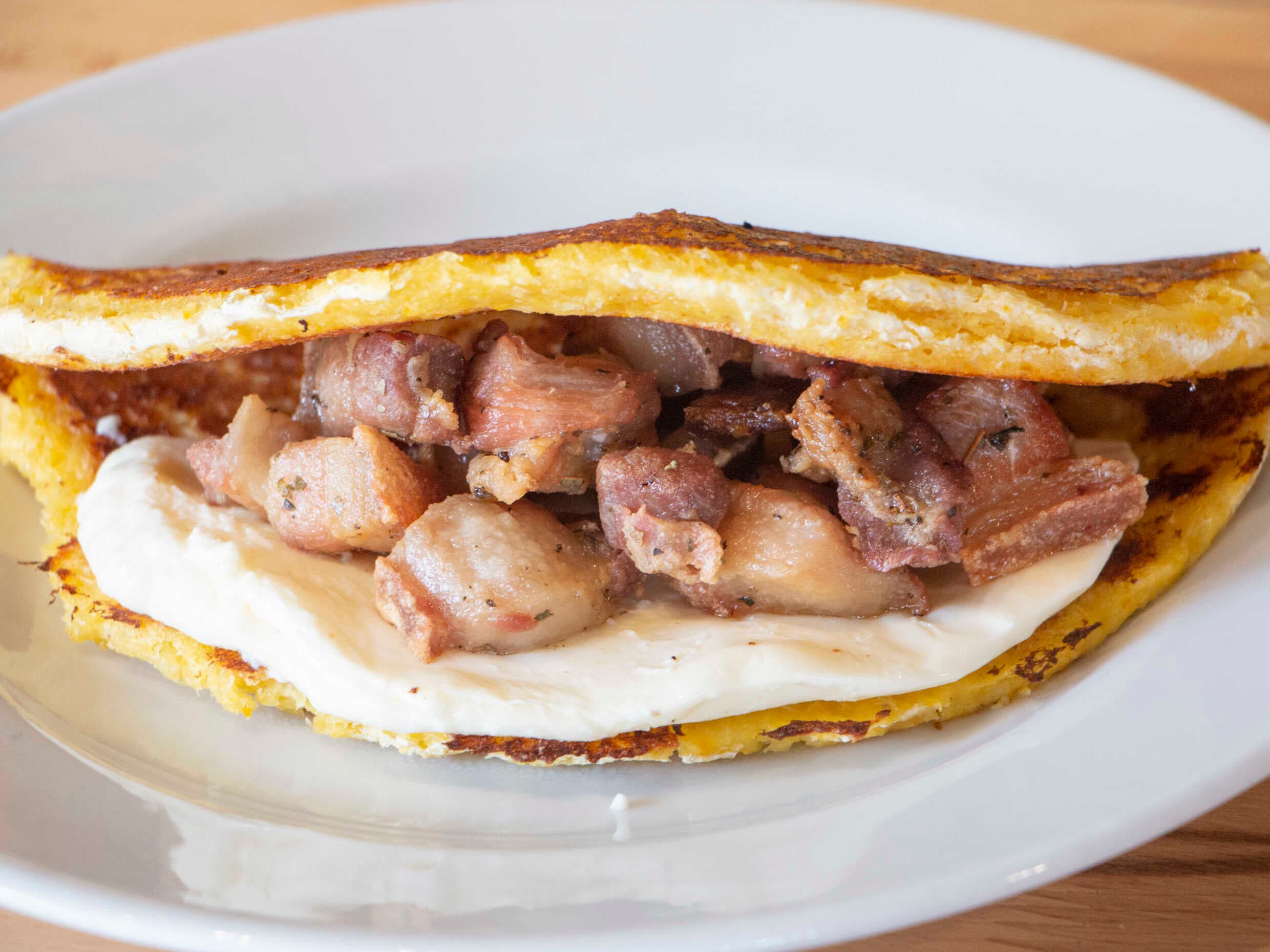 Cachapa de cochino y queso de mano