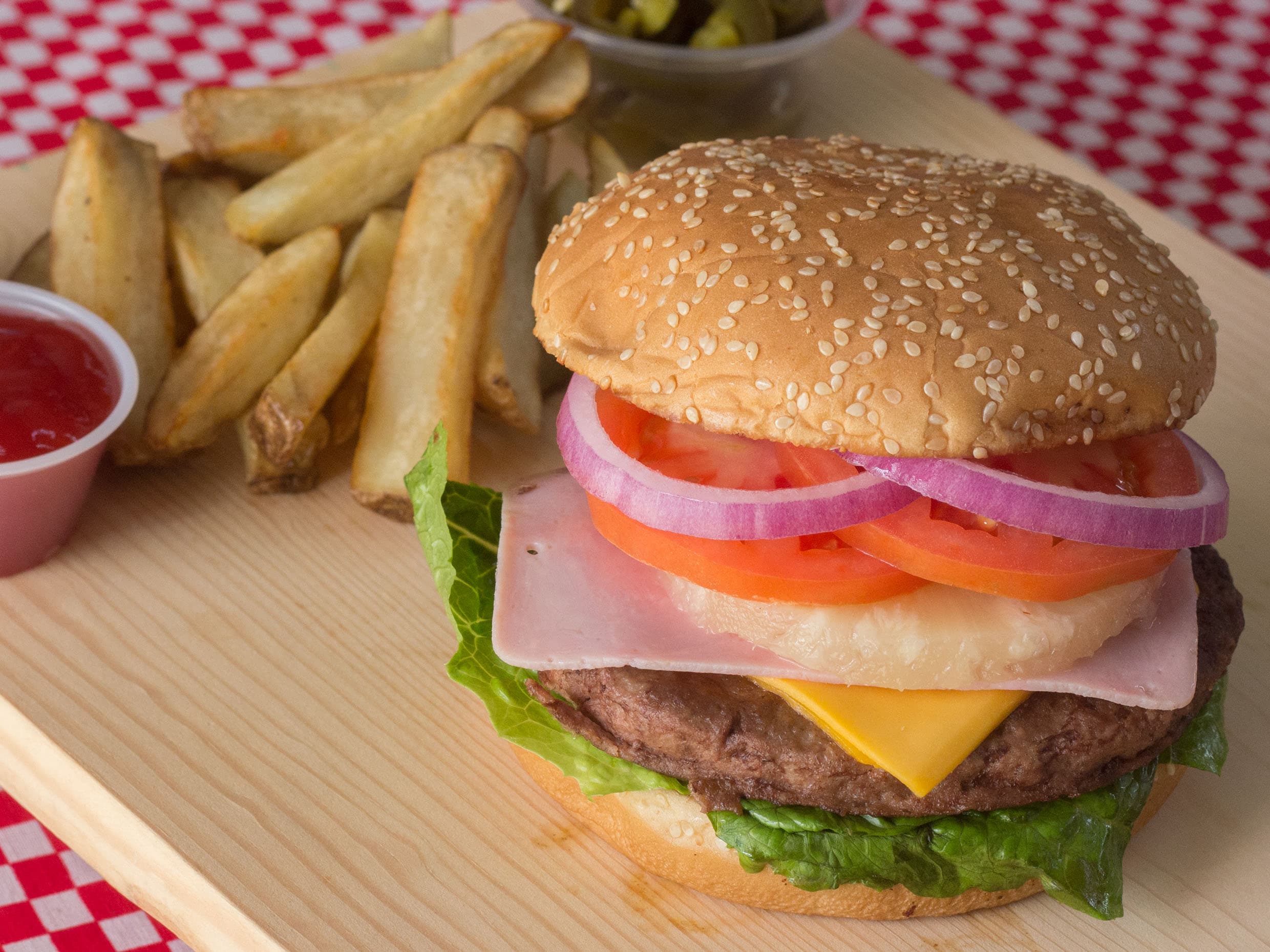 Hamburguesa Hawaiana con Papas Fritas