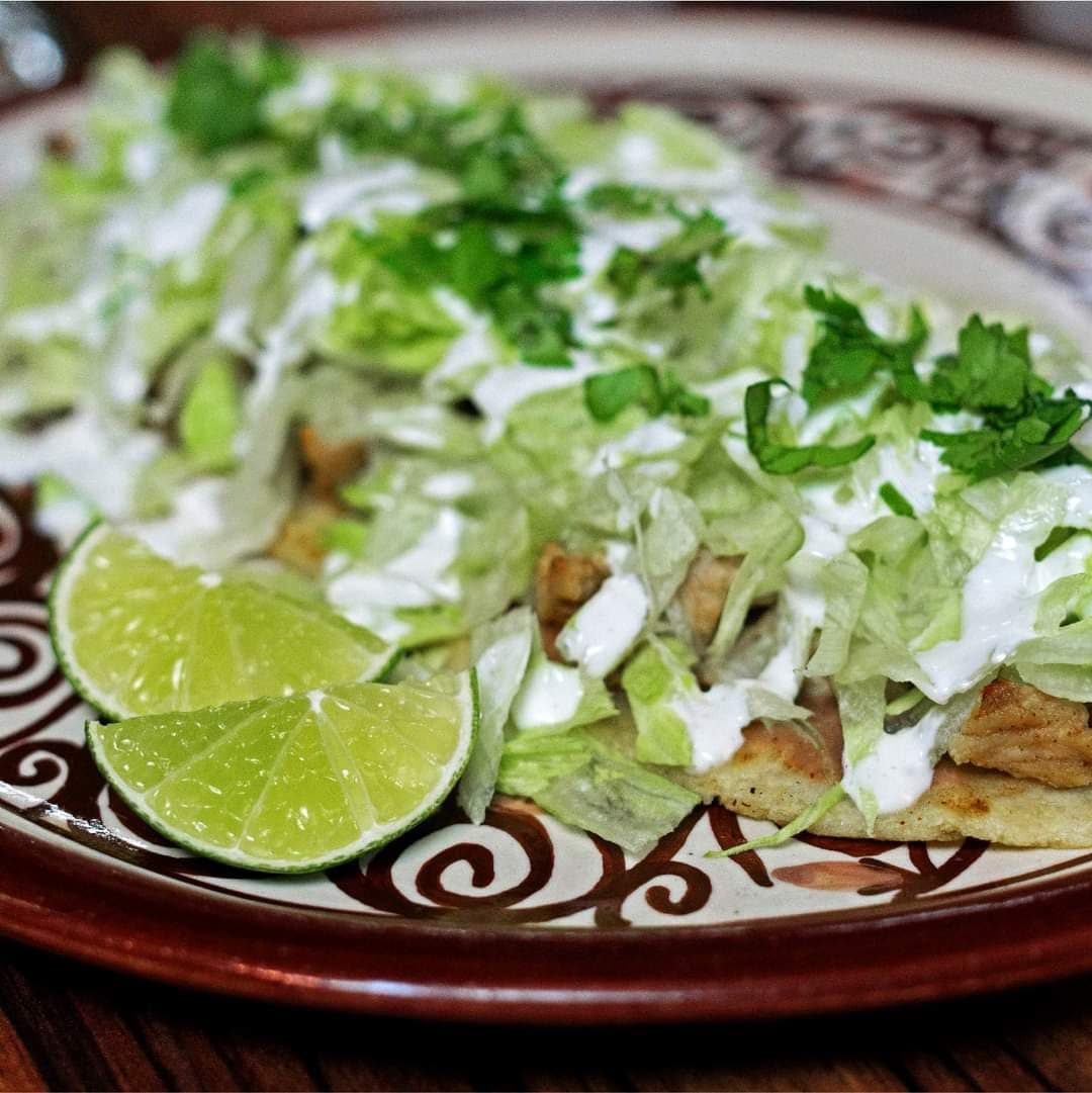 Huarache de Rajas con Elote