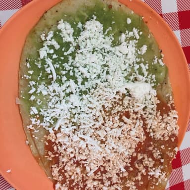 Gordita con bistec y queso