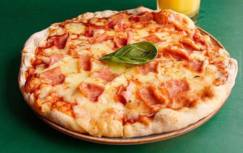 Pizza Jamón y Queso.