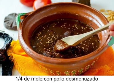1/4 de Mole con Pollo Desmenuzado