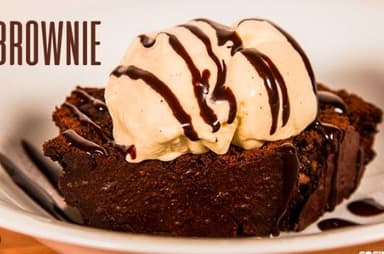 Brownie Granito con Helado de Vainilla