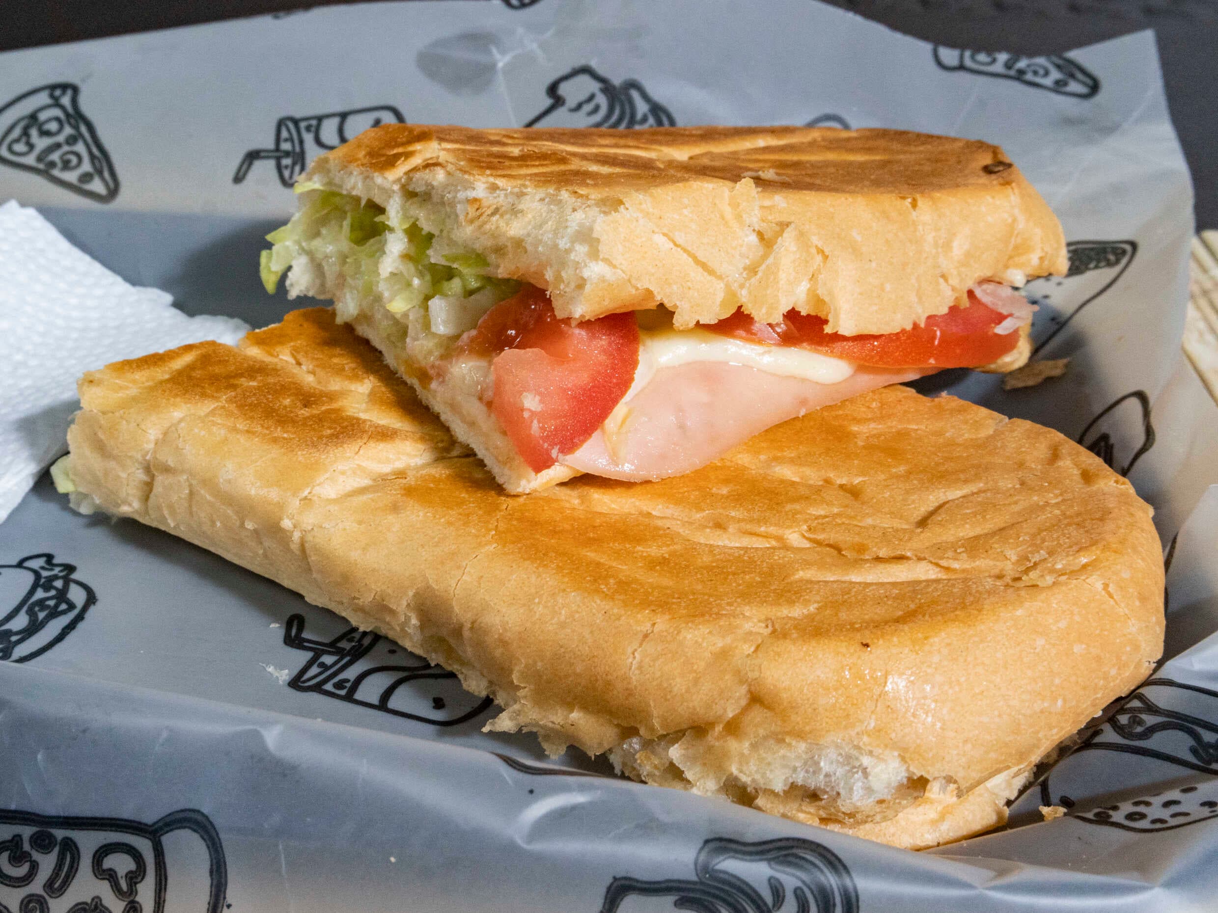 Sandwich Lobo Clásico con Papas y Gaseosa Personal