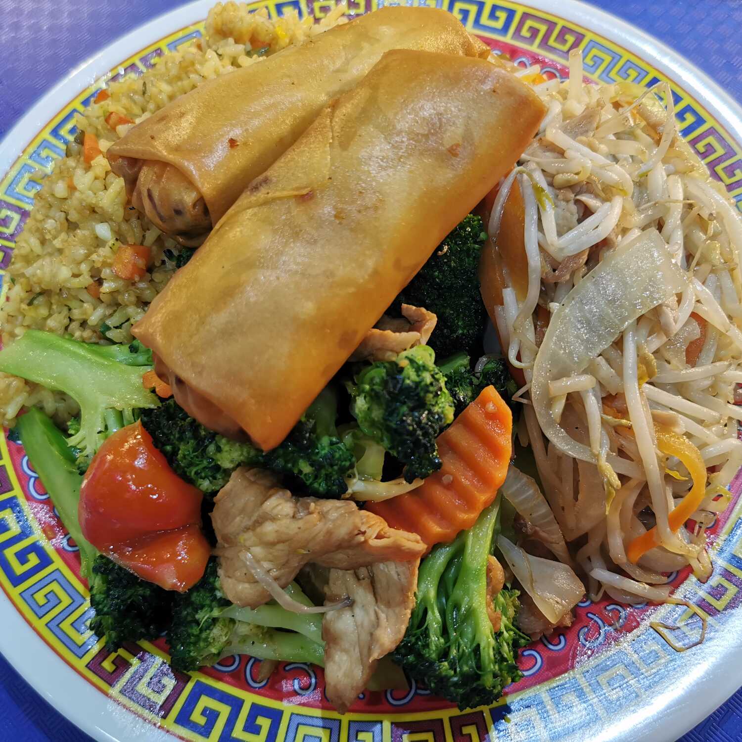 Opción 21: Chop Suey, Bistec y Rollos