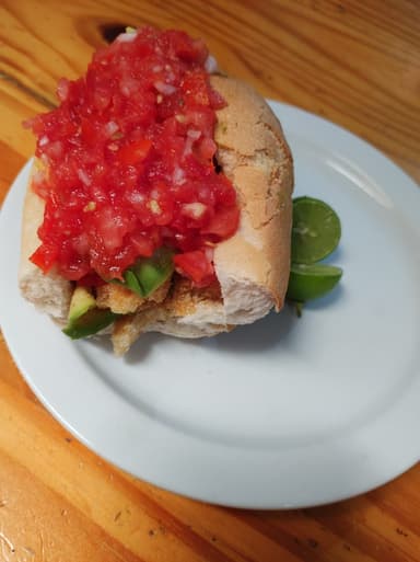 Guacamaya con Aguacate