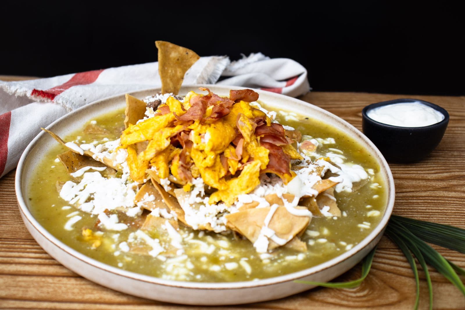 Combo huevito + chilaquiles + café