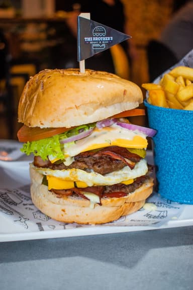 Hamburguesa la callejera recargada + Papas 120gr