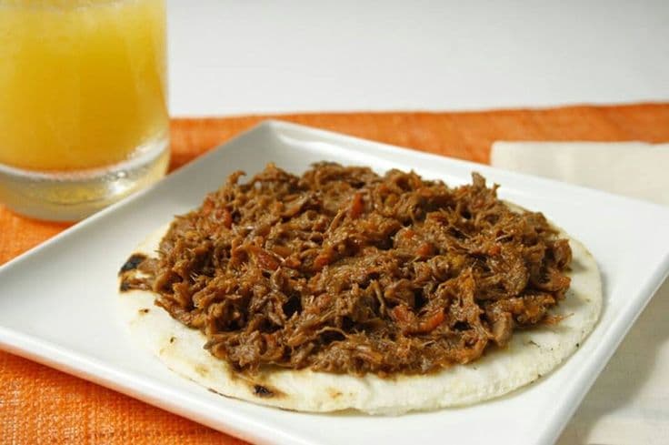 Arepa con Carne Desmechada
