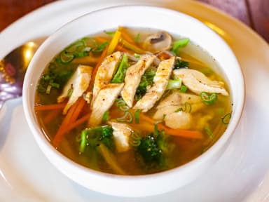 Sopa Udón con Cerdo o Pollo Asado