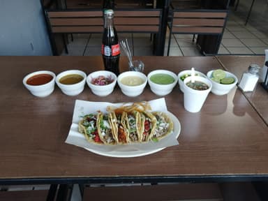 5 Tacos de Pastor+ Agua de sabor