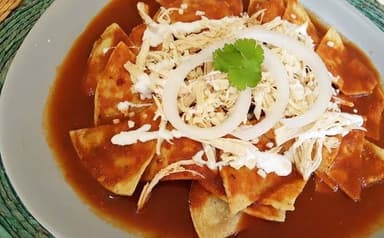 Chilaquiles rojos con bistec