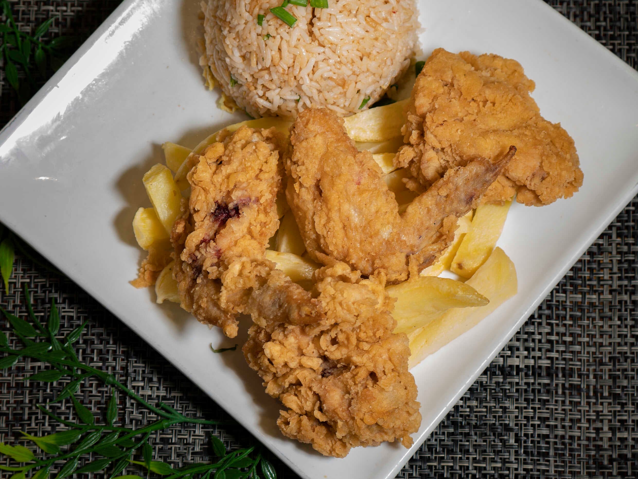 Alitas con papas fritas