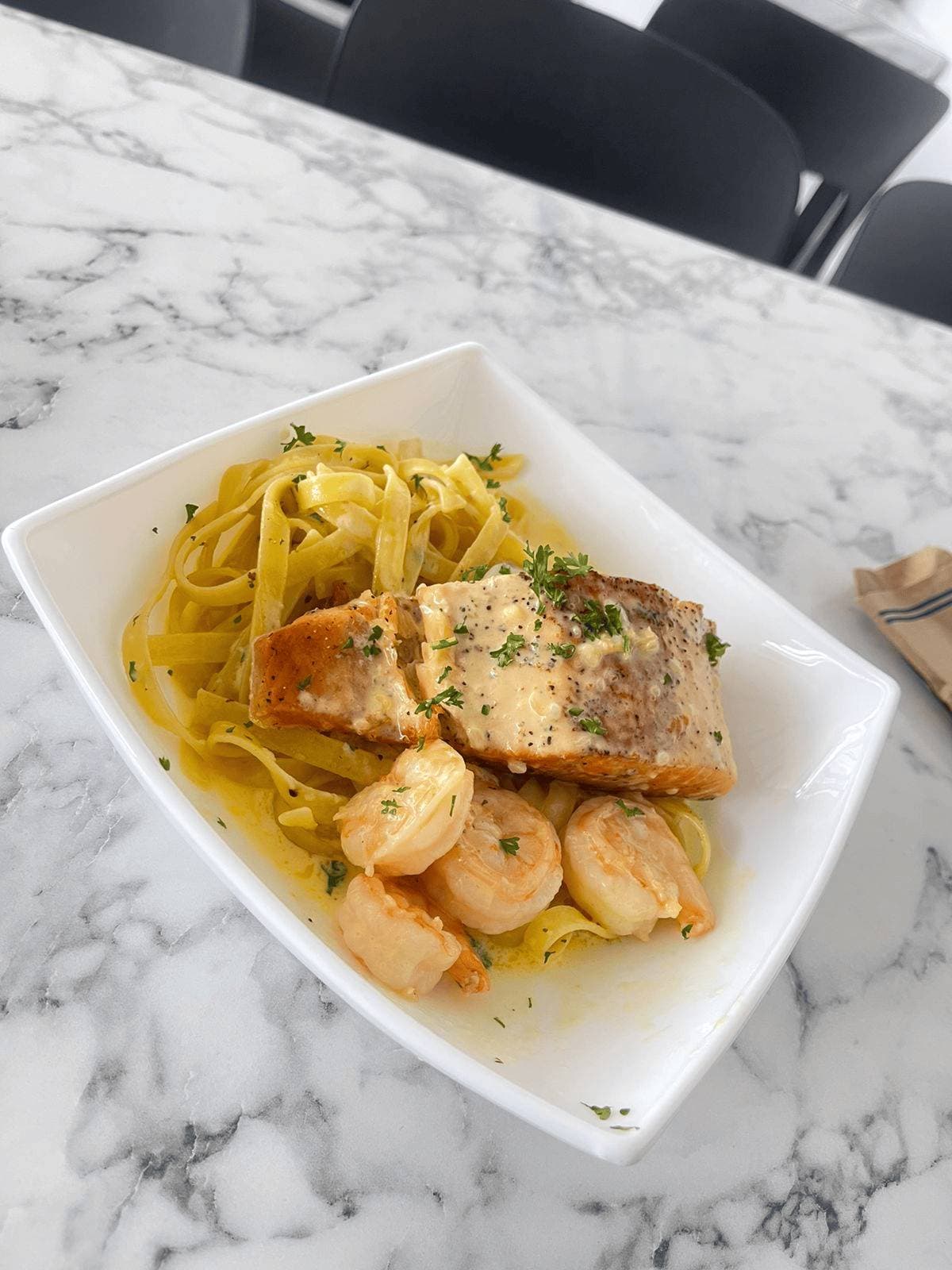Fetuccini de Salmón en Salsa de Camarón
