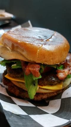 Hamburguesa Hit con Papas y Coca Cola 355 ml