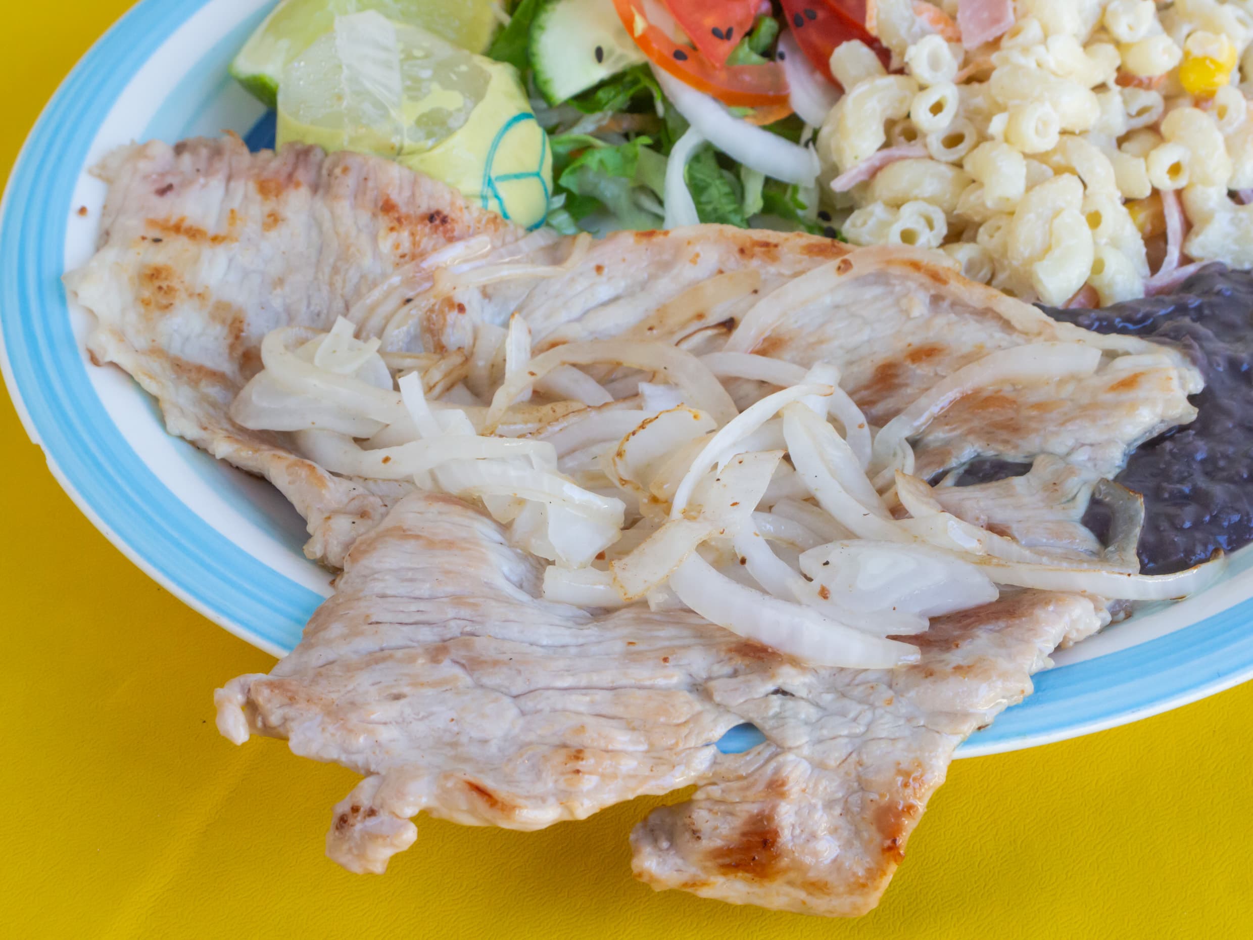 Bistec de Res Encebollado
