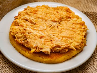 Arepa de Chocolo con Pollo Desmechado