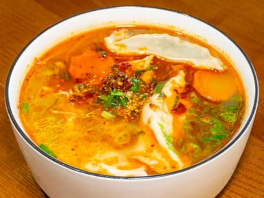 Sopa de Dumpling de Cerdo con Cebollín picante