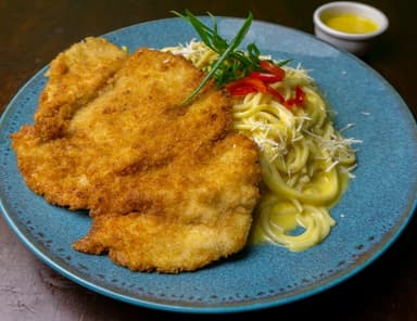 Milanesa de Pollo con Fetuccini huancaína