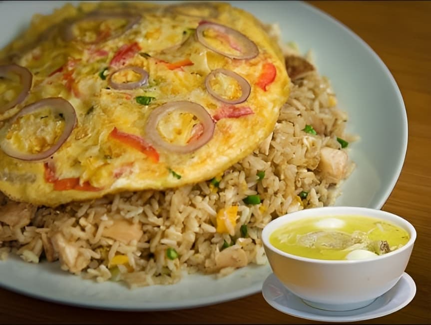 Tortilla de Verduras con Chaufa y Caldito