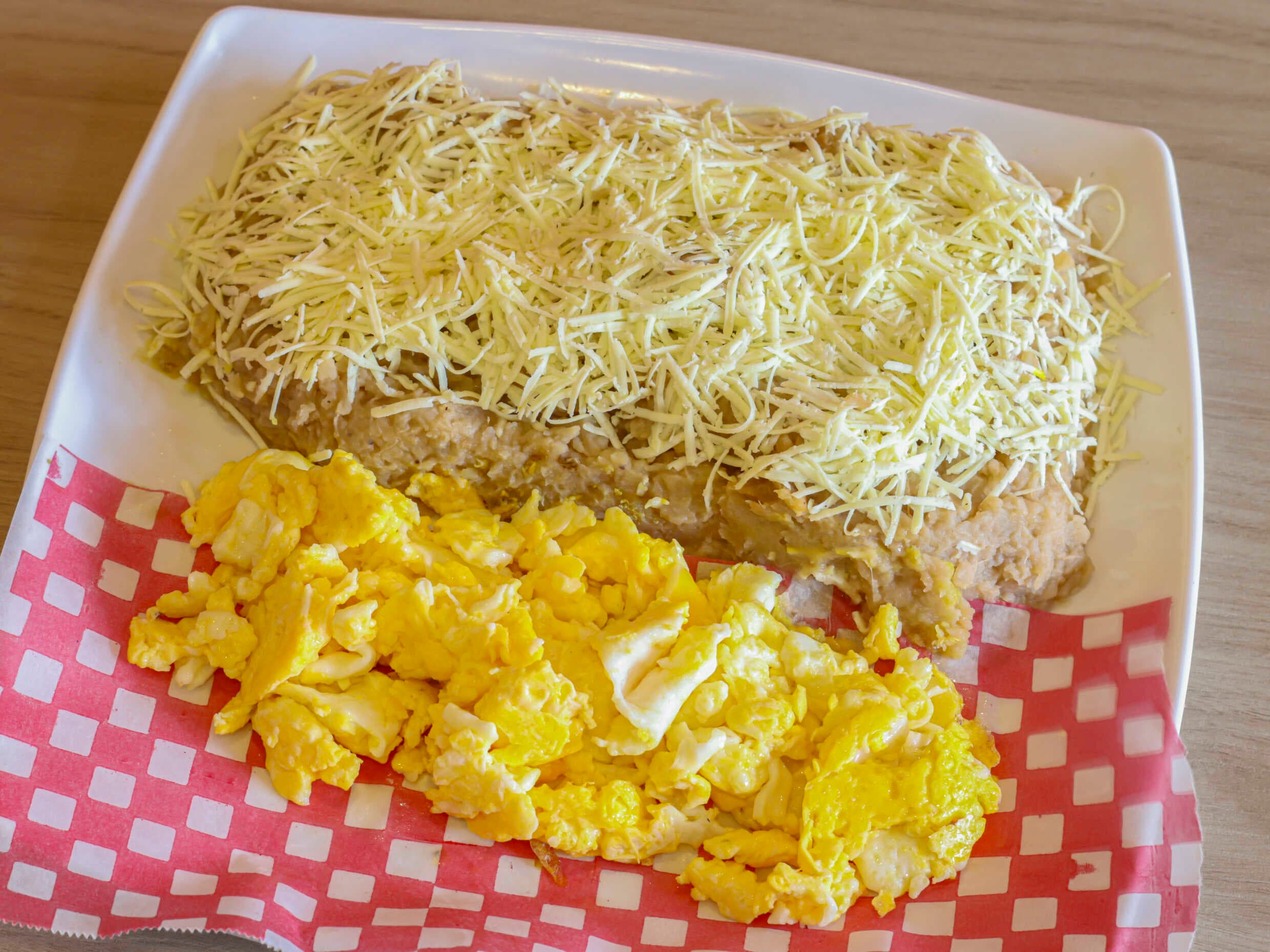 Cayeye Personal con Huevos Revueltos