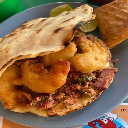 Planchada de marlín con  camarón capeado