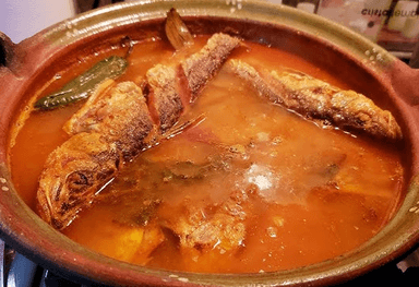 Caldo Rojo con Rueda de Róbalo