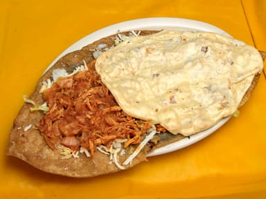 Huarache Tinga de Pollo con Quesillo