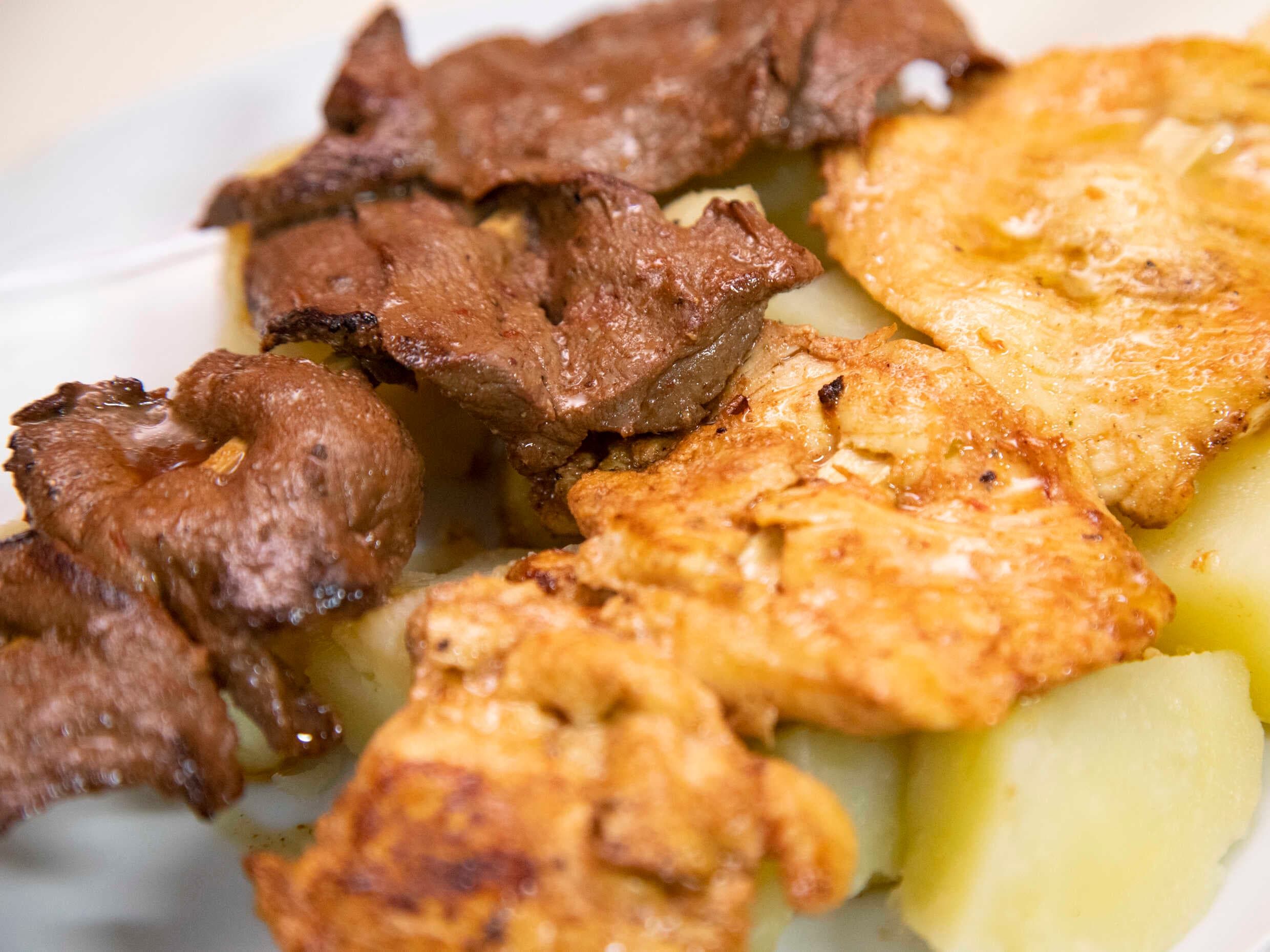 1 Palito de Anticucho y 1 Palito con Pollo