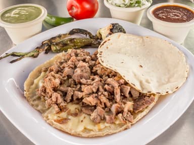 QUESADILLA CON CARNE*