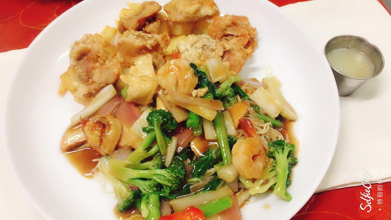 Tallarín Especial con Chicharrón de Pollo