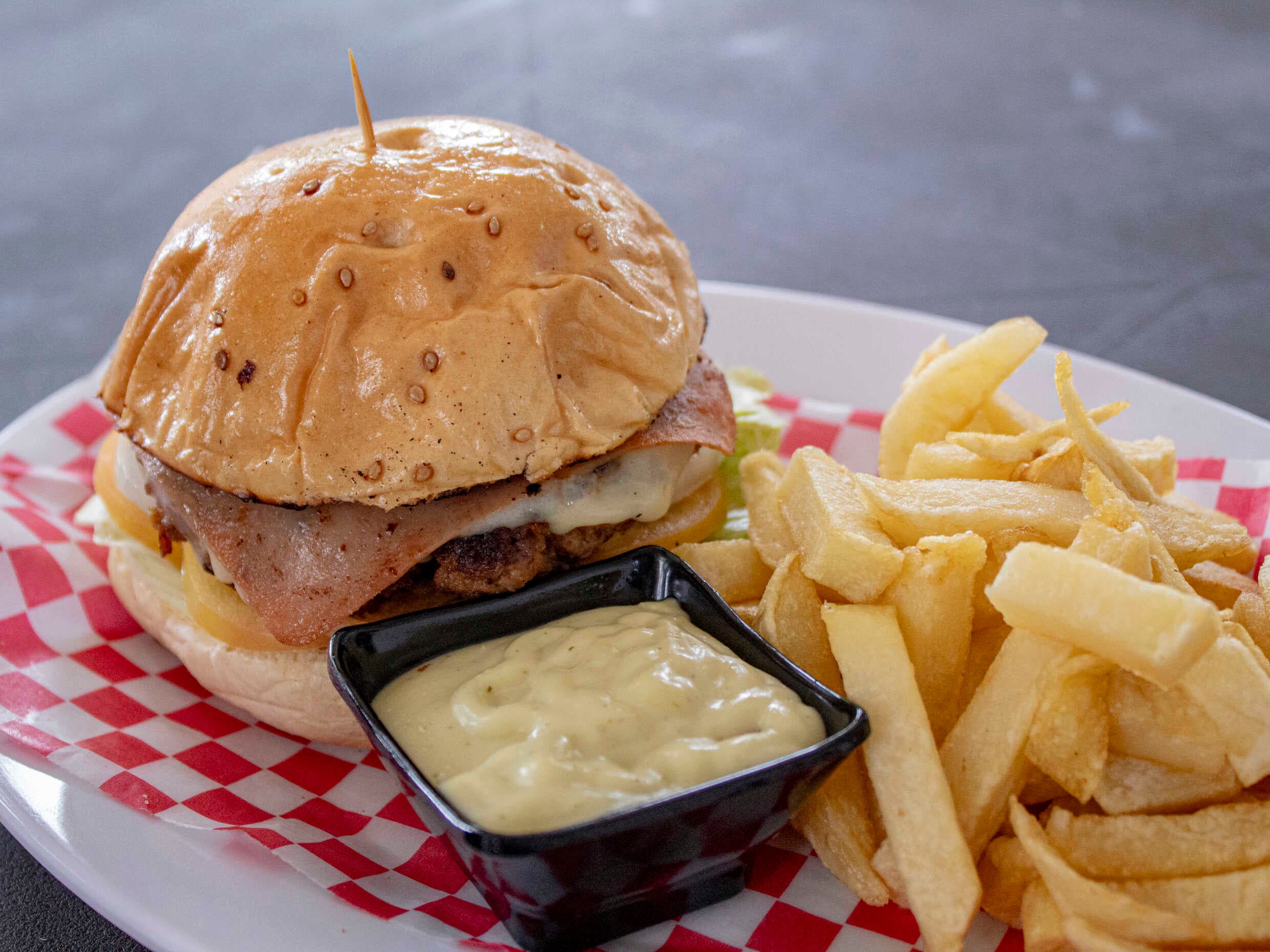 Single Cheeseburger + Papas Fritas
