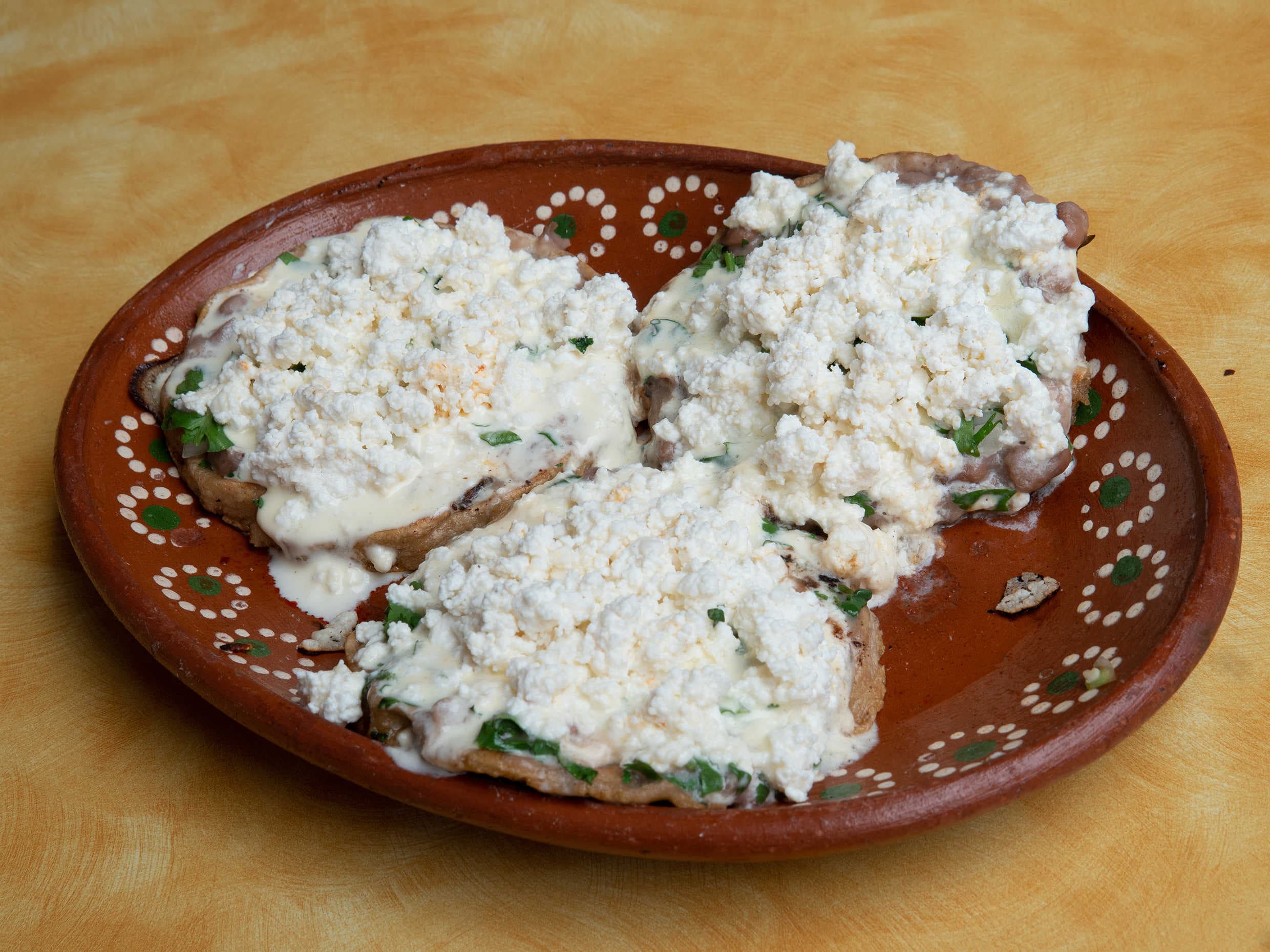 Sope con Carne Deshebrada